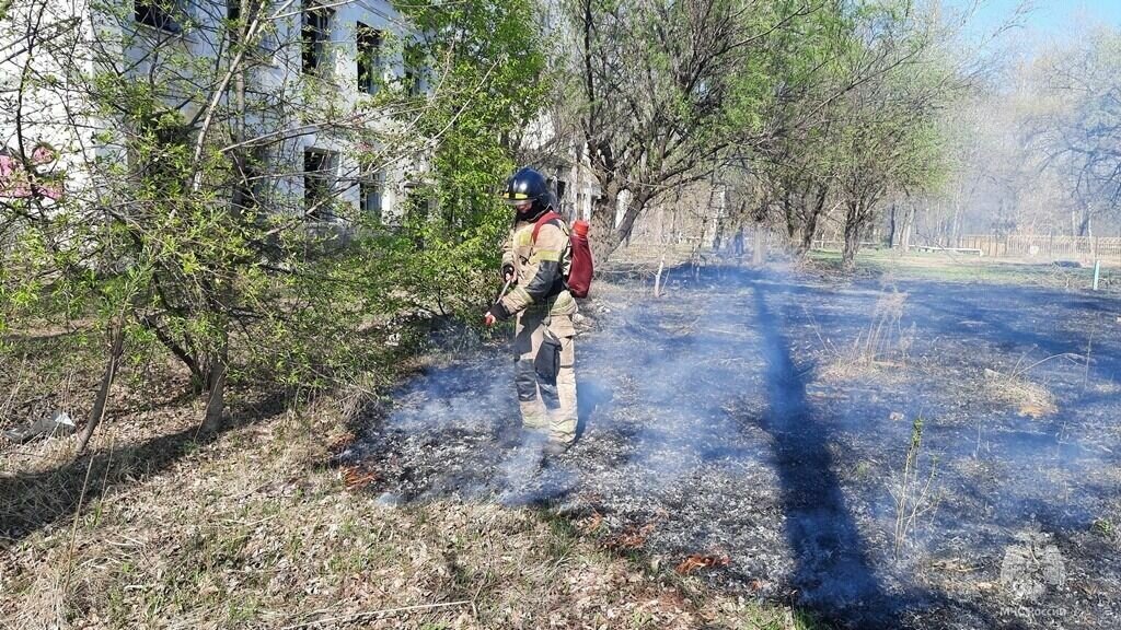     Ежедневно сотрудники пожарной охраны и пожарного надзора сталкиваются с травяными палами, как в черте населенных пунктов, так и за их пределами.
