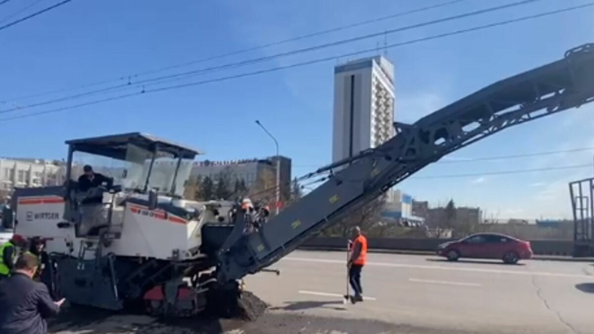     В Красноярске на Коммунальном мосту начался ремонт, там уже снимают старый асфальт.