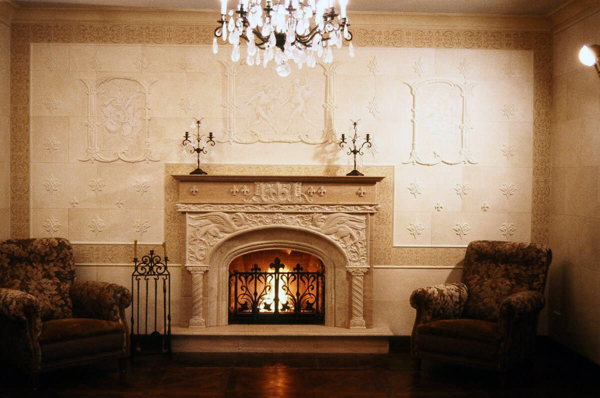 Камин «Романский». Клиент попросил создать камин, соответствующий определенной эпохе (Франция XII–начала XIII веков), а также оформить стены каминного зала сюжетной росписью и лепным декором.
