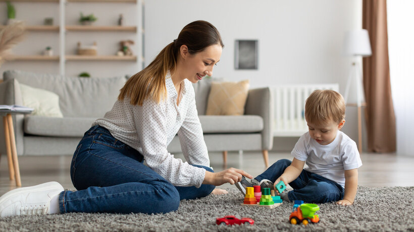    Игра с ребенком © Adobe Stock