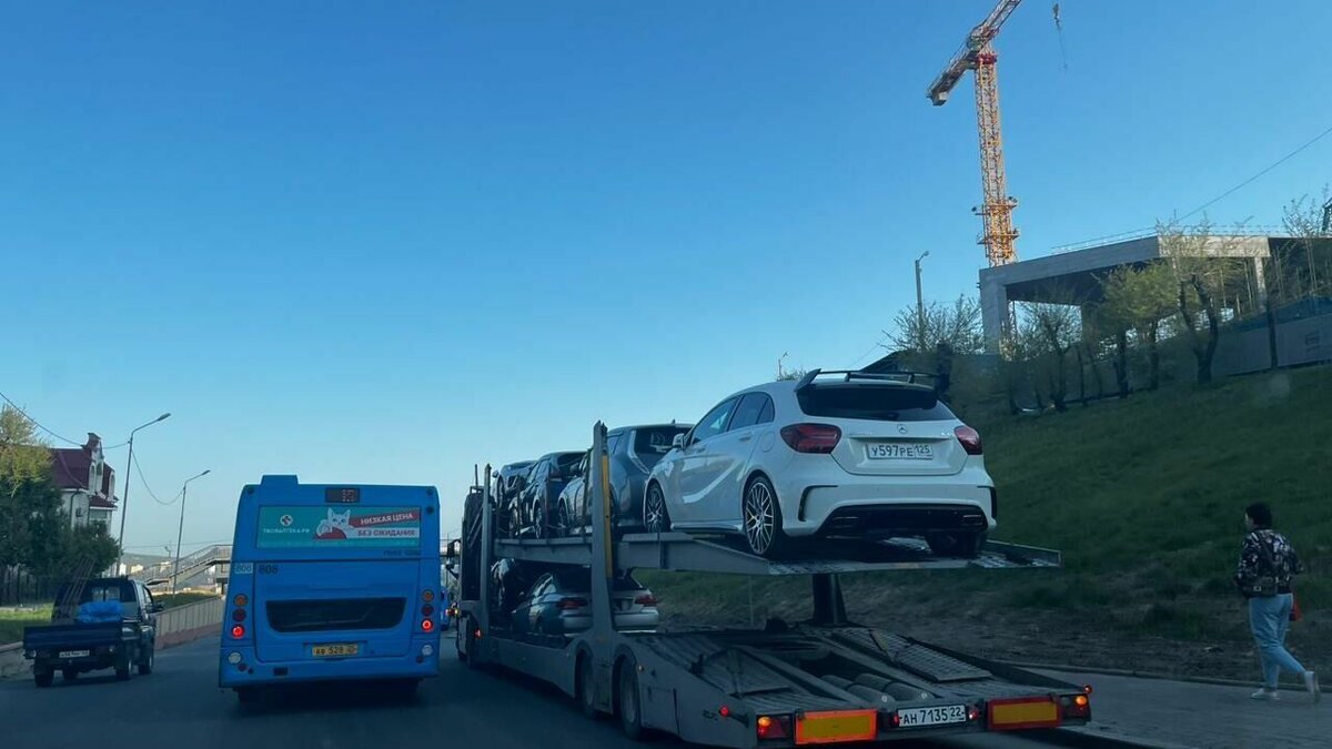     Экономика продолжает разворачиваться на восток страны. И этот процесс очень ощущается с увеличением количества большегрузов на дорогах Приморского края. И если раньше эти гигантские автомобили не так часто встречались на пути, то сейчас они, буквально, «через одну машину».