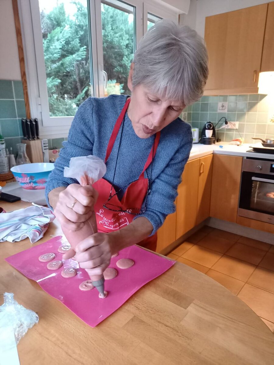 Мама готовит macaron в кулинарном кружке