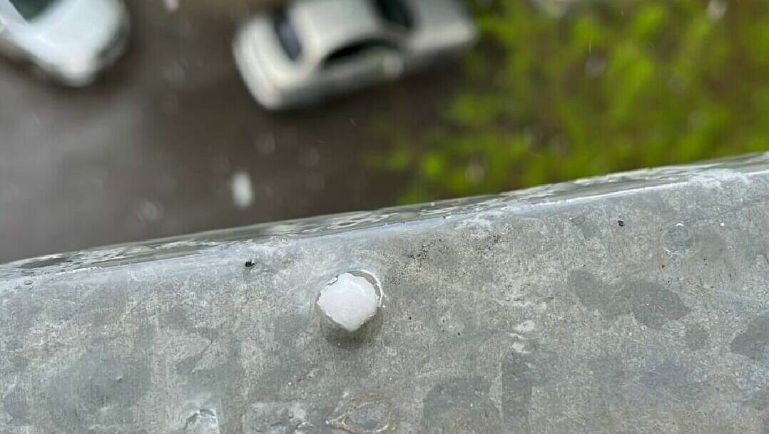     Град выпал в Дзержинском районе Волгограда днем 16 мая. По данным областного ГУ МЧС, сегодня до конца суток будут лить дожди, бушевать мощный ветер до 25 метров в секунду. Более того, град может повториться.