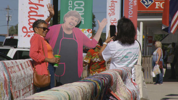 Туристы фотографируются с картонным изображением местной знаменитости, основательницей компании Missouri Star Quilts Company, Дженни Доан.