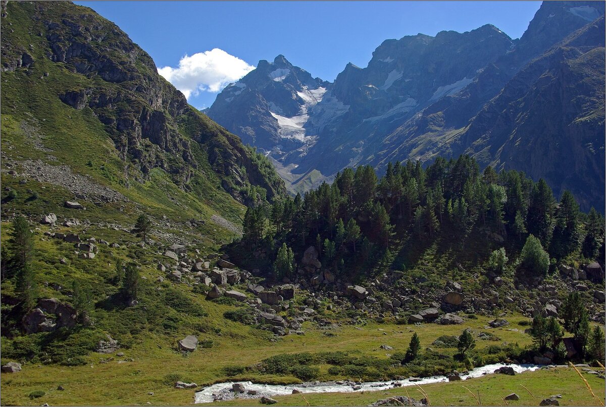 Махарское ущелье. Фото не мое, но как оно хорошо передает красоту этих мест!