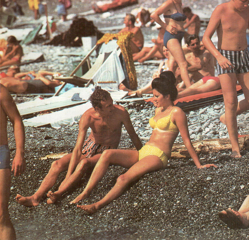 Нудийский пляж сочи. Пляж СССР. Советские годы на пляже. Советские люди на пляже. Советская молодежь на пляже.