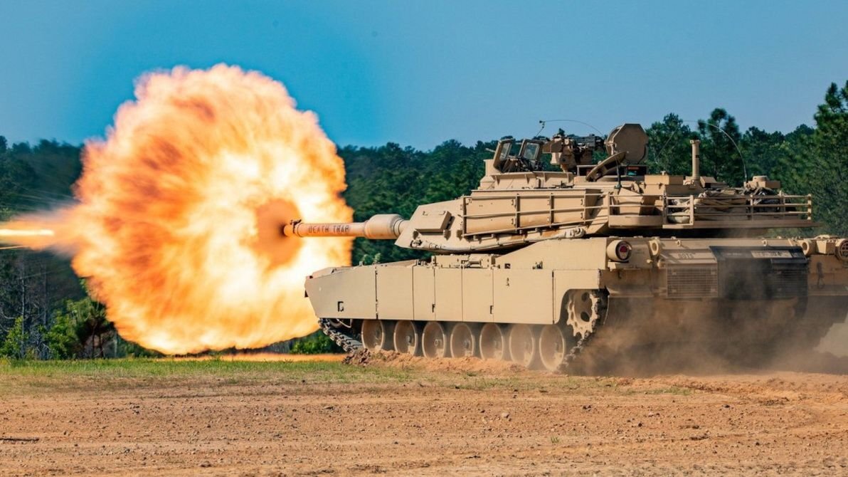 Американский танк Abrams ведёт огонь. Фото: Армия США
