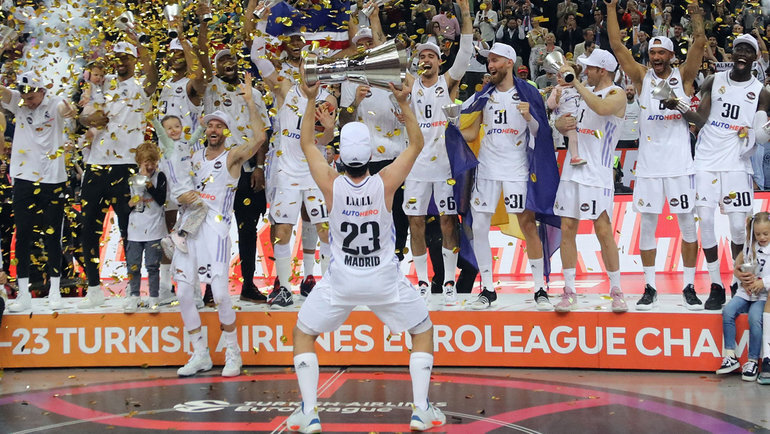    Серхио Юль и его одноклубники празднуют победу в Евролиге. AFP