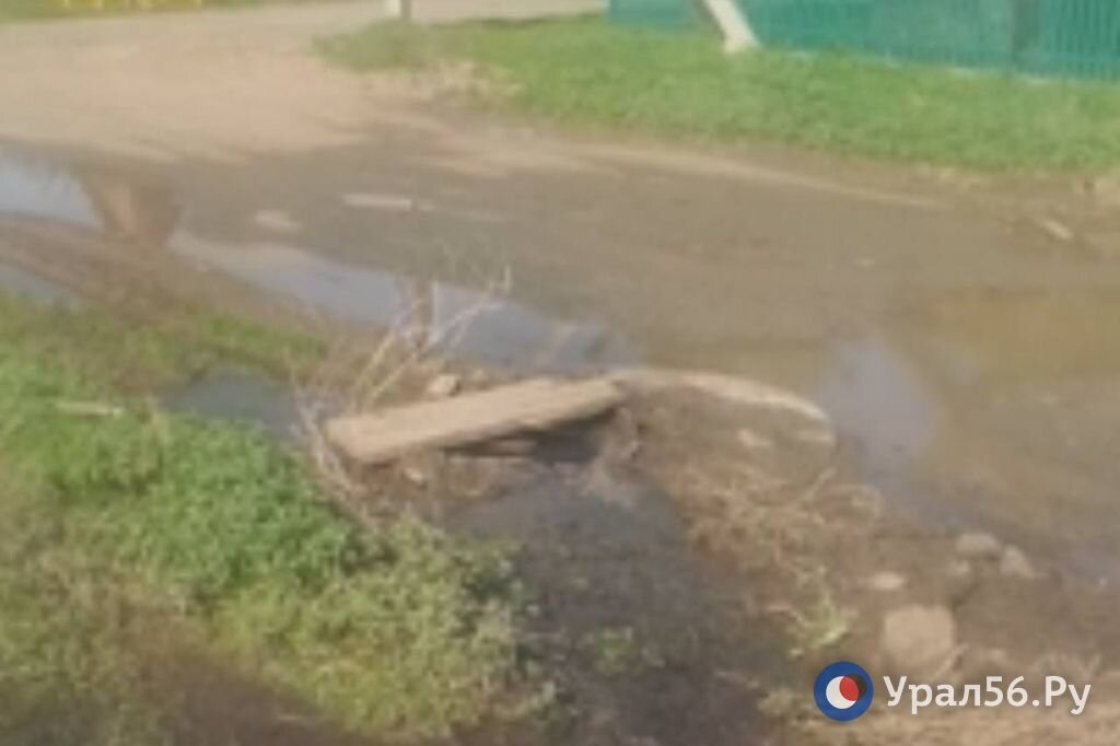    Почти трое суток питьевая вода затапливала проезжую часть и огороды в Орске. Комментарий «РВК-Орск»