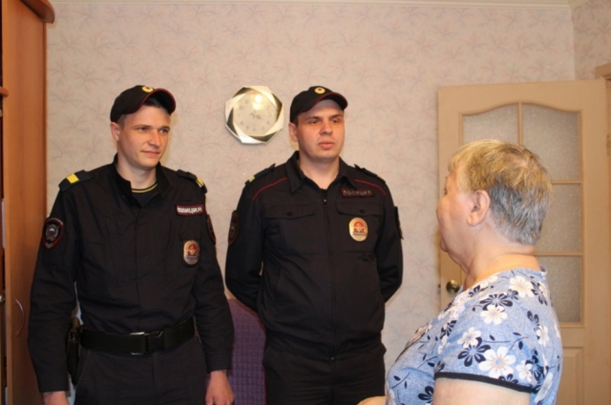    На Урале полицейские остановили пенсионерку, переводившую деньги мошенникам
