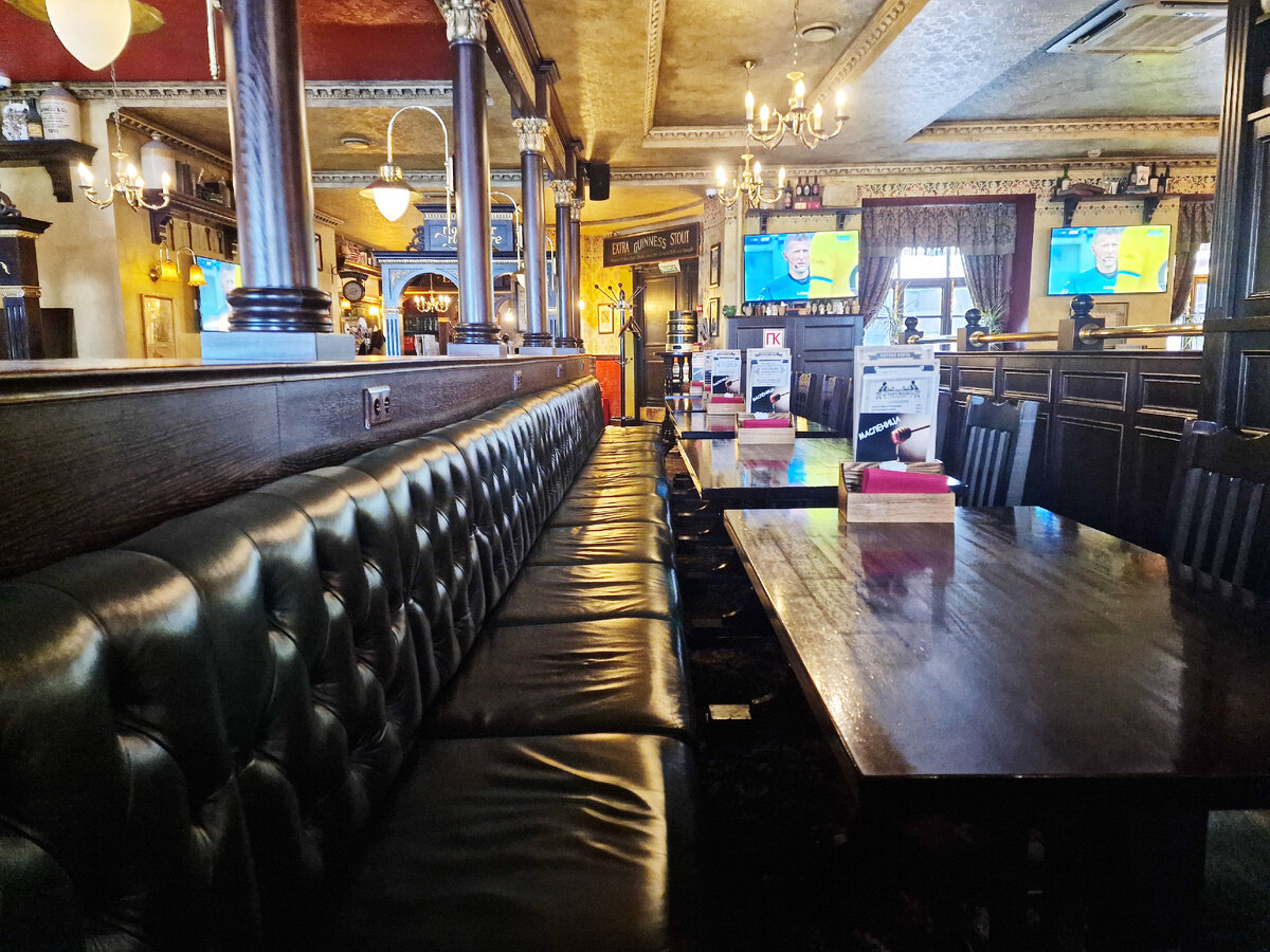 Стройный ряд диванов и столов