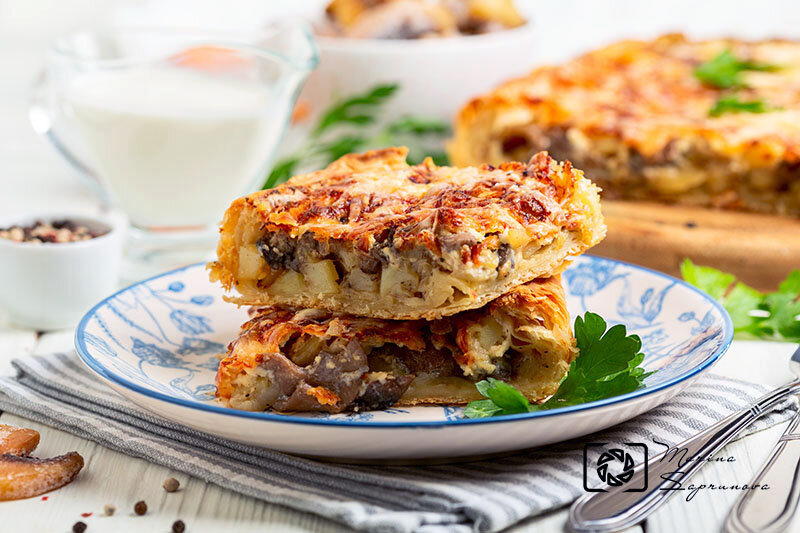 Пирог из слоеного теста с грибами и картофелем.
