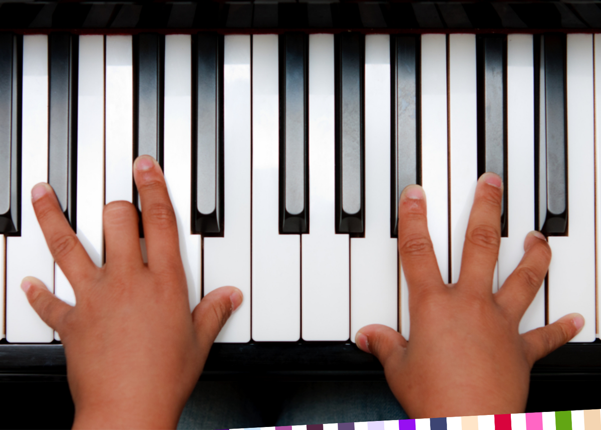 Пальцы на клавишах пианино. Пальцы на пианино. Клавиши фортепиано. Руки на клавишах пианино. Как играть на пианино сидит