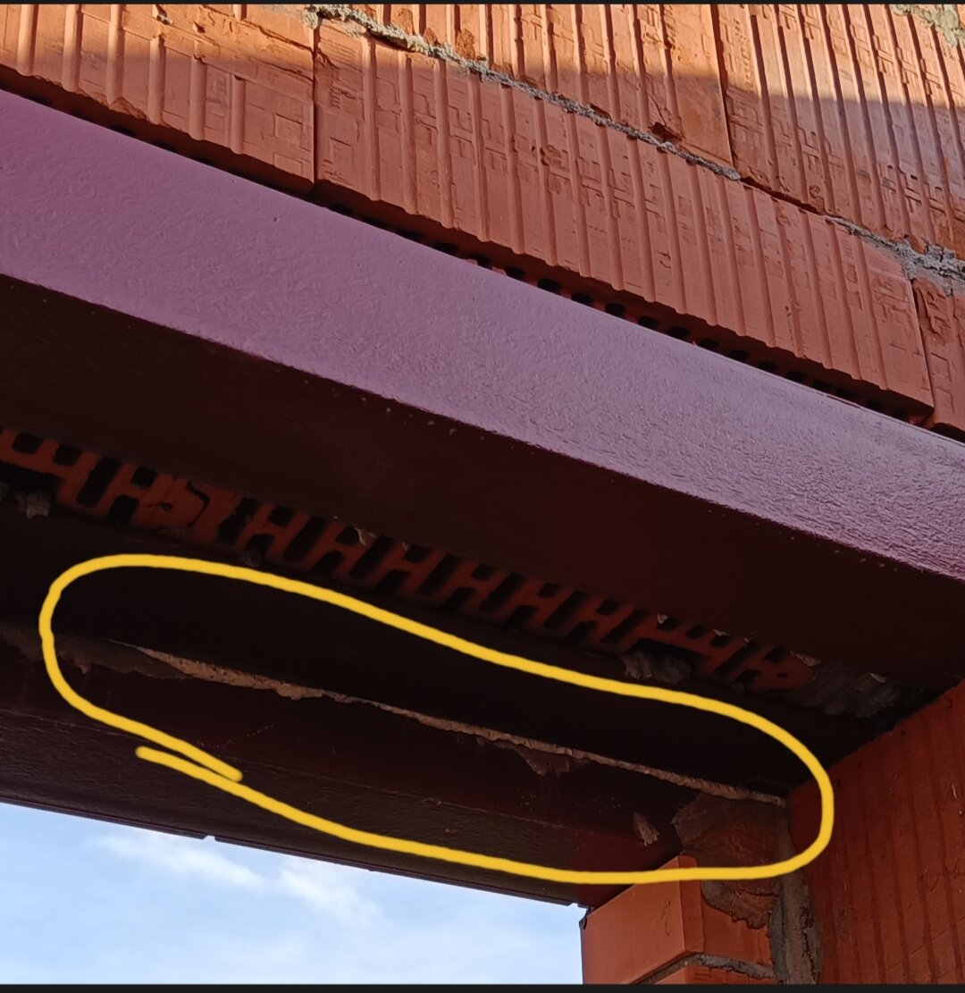 Стыки перемычек необходимо утеплить (запенить)