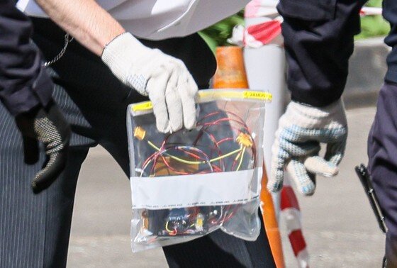    Осмотр обломков беспилотника у жилого многоэтажного дома № 92, корпус 1 на Ленинском проспекте