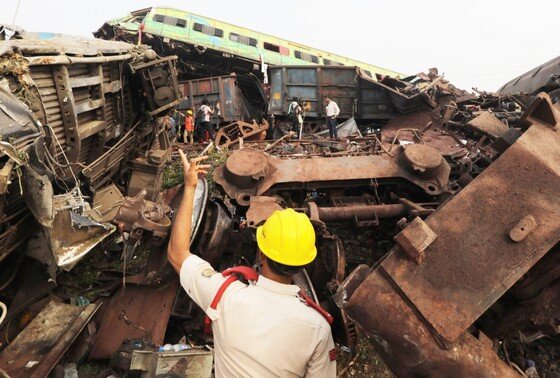    Почти 300 человек погибли и 900 пострадали в результате столкновения трех поездов в Индии