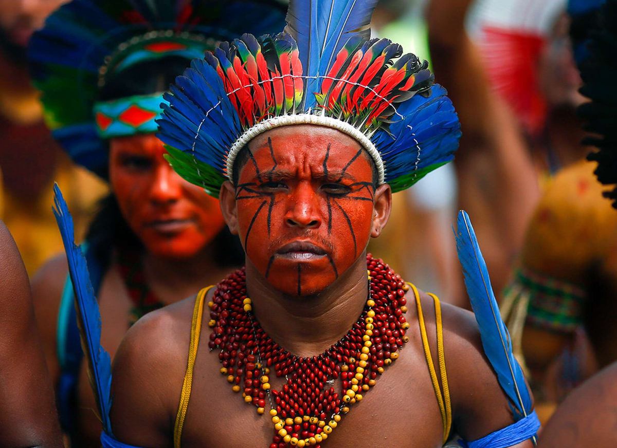 Большая часть населения южной америки говорит на. Индейцы коренные жители Бразилии. Индейцы Бразилии народы Бразилии. Бразилия Амазония племена. Индейцы Бразилии в Амазонии.