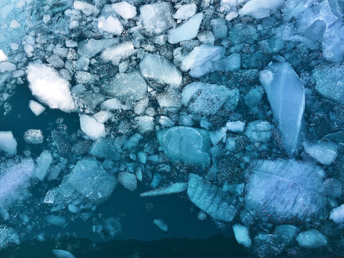 При флуктуациях температуры морской лед замерзает быстрее. Фото: unasplash.com / Cassie Matias.