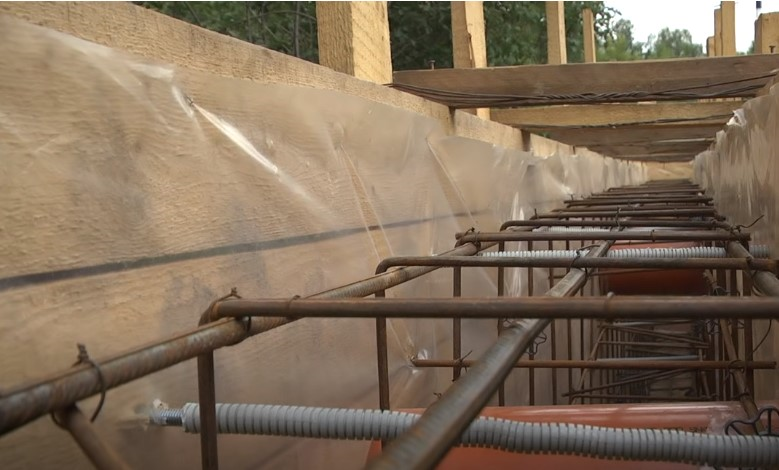 Ленточный армированный фундамент готовый к заливке бетоном