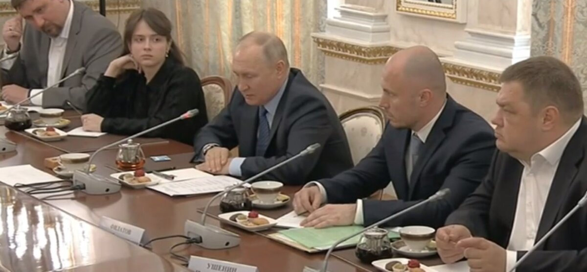 Путин и военные блогеры. Фото из открытых источников