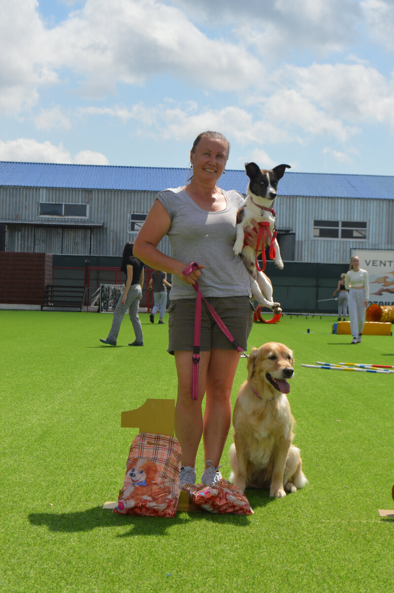 Первый день соревнований. Тоннельная трасса. Тренер Наталья Олькиницкая, Бублик и Ляля — первое место каждый в своей ростовой категории. 