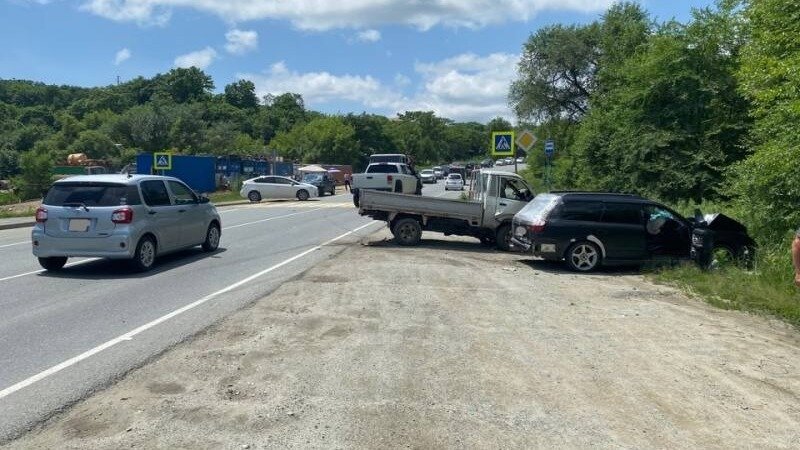     В Приморье 71-летний водитель Toyota Lite Ace по неизвестным причинам вылетел на встречную полосу и устроил массовое ДТП. В полиции края уточнили, что мужчина был трезв.