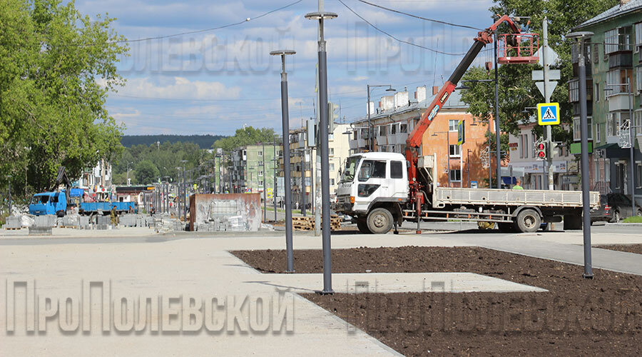 Сейчас на Коммунистической, помимо техники, одновременно работают три бригады строителей: две на участке от улицы Ленина до площади Солдата и третья от площади в сторону улицы Декабристов