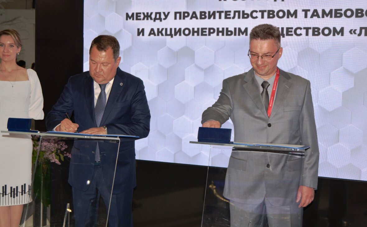 Подписи под документом поставили глава Тамбовской области Максим Егоров и генеральный директор АО «Лемниската» Роман Воробьев (Фото: РБК Черноземье)