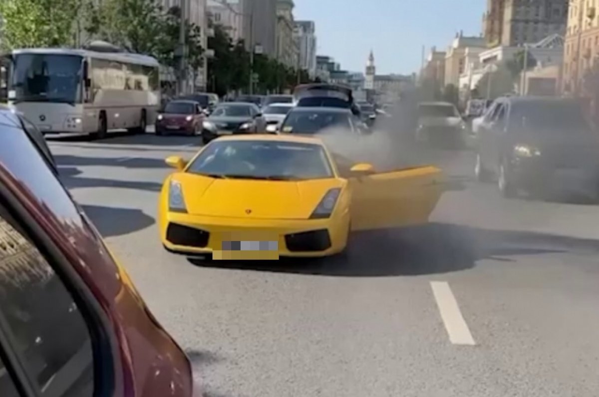    В центре Москвы загорелся спорткар Lamborghini Gallardo