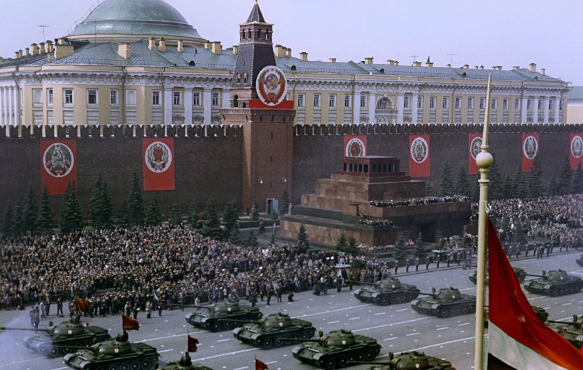 Парад Победы 9 мая 1965 года. Фотография взята с VK. Ссылка: https://vk.com/wall-162586006_473287?lang=en