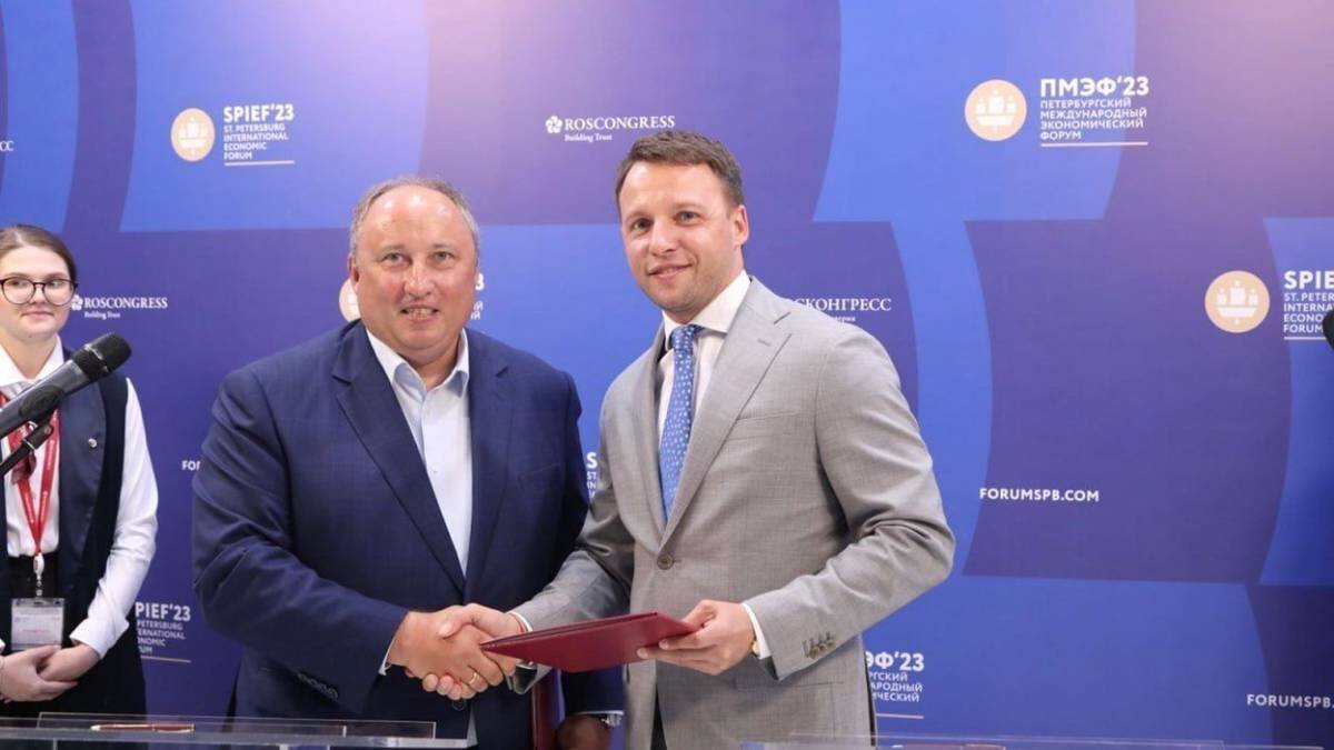    Генеральный директор АО «Редакция газеты «Вечерняя Москва» Георгий Рудницкий и генеральный директор АО «Петроцентр», главный редактор «Петербургского дневника» Кирилл Смирнов / Фото: Роман Пименов / «Петербургский дневник»