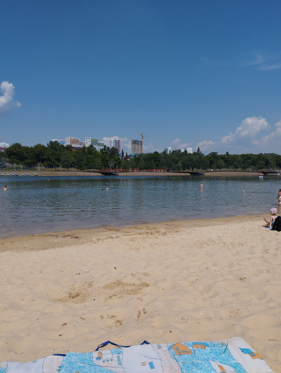 Если сильно присмотреться, то эти две точки впереди - это сын и подруга. 