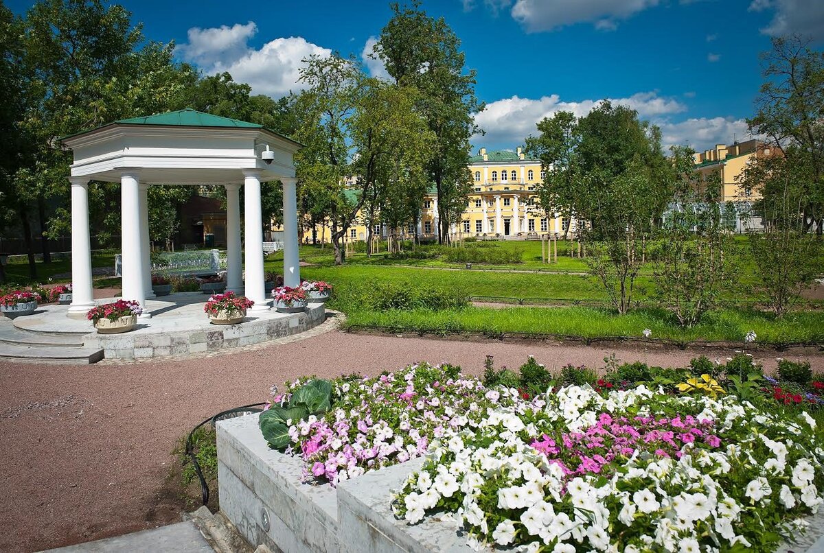 Сад усадьбы Державина в Санкт-Петербурге