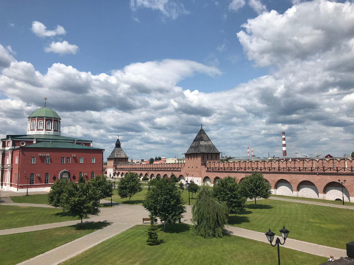 Площадь Тульского Кремля - почти  6 га. Толщина стен - 4 метра, высота - 11 метров
