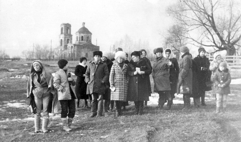Кадр из одной из поездок (место уже, конечно, не вспомню), в светлом клетчатом пальто - моя мама, а правее что-то рассказывает и показывает наш гид А. Тарунов. Снимок делала я примерно в возрасте 13 лет :)