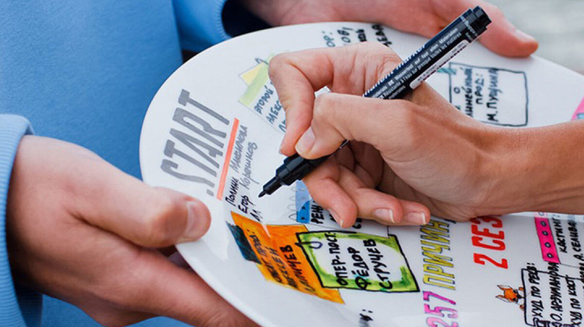 Стакан на половину нолан. На половину потрачены. На половину потрачены. Шутки про рекламу. Круговая порука мем с котом в окне.