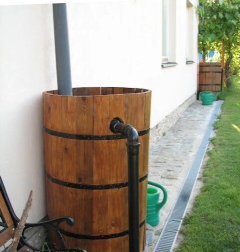 деревянная бочка для сада. 
