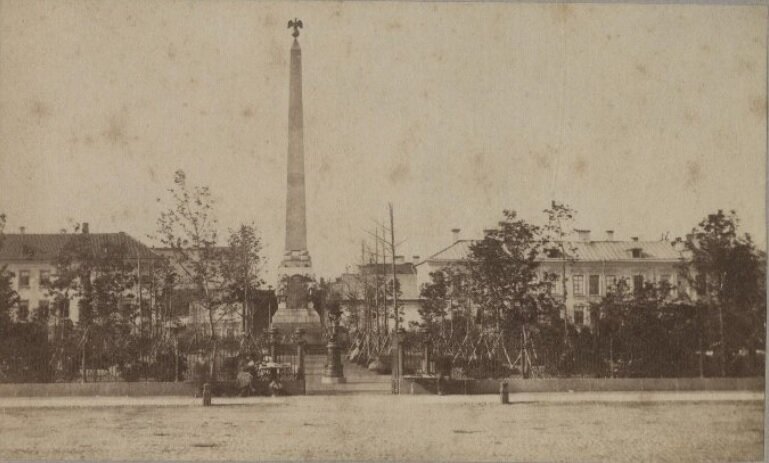 Фото окрашивает искусственный интеллект - чем больше на фото "памяти" о цвете, тем естественнее. Все фотографии встроены в галереи, где первое фото оригинальное, а следующее - окрашенное. Листайте вправо