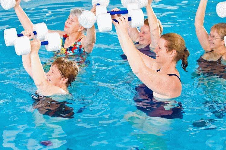 Можно заниматься в воде. ЛФК В воде. Физическая культура бассейн. Лечебная физкультура в бассейне. Лечебное плавание упражнения.