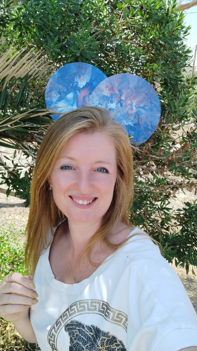 Я говорила, что я художник? На заднем две мои работы 