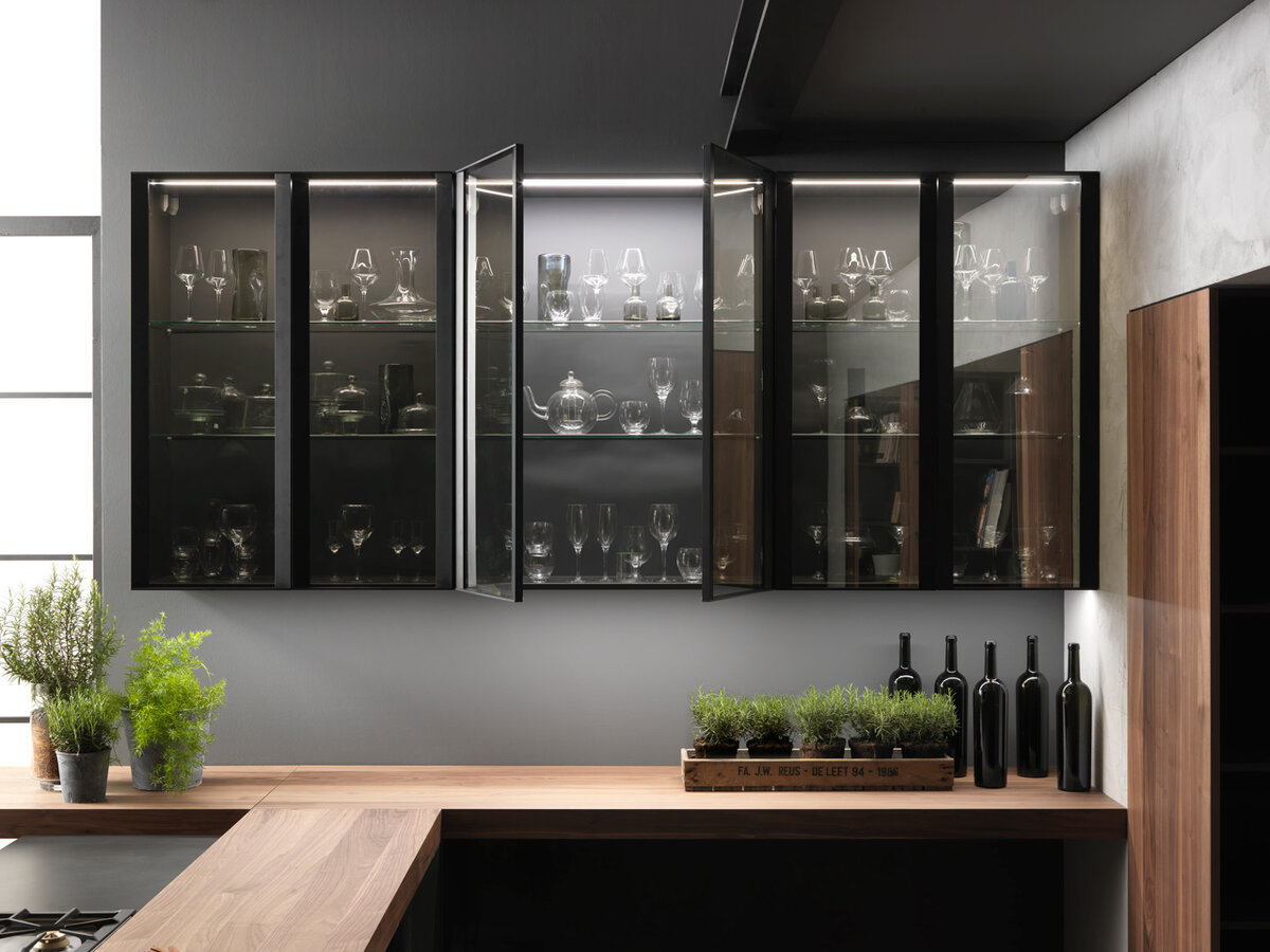 Сложно на кухне содержать такой порядок в стеклянных фасадах