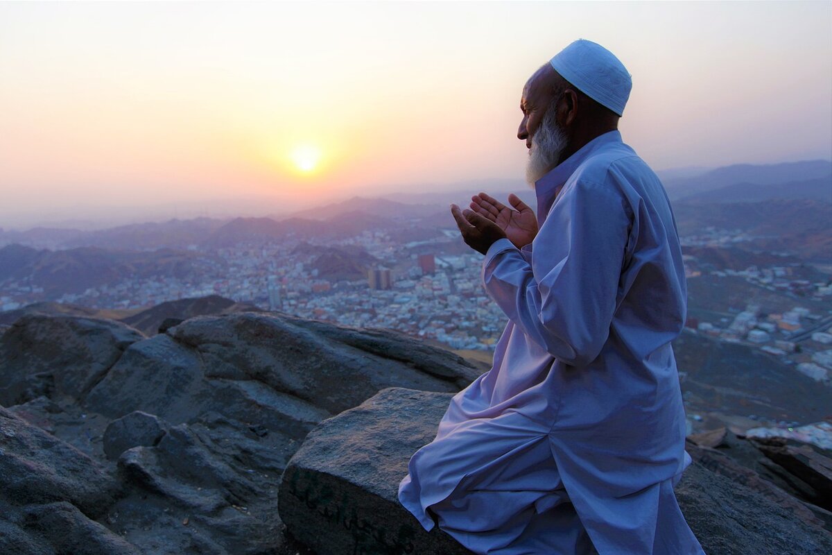 Мусульманин молится. Молитва в Исламе.