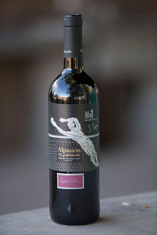 2018 Alpasion BLEND 'Lev Yashin' Limited Edition — красное сухое из: 56% Мальбек, 23% Сира, 12% Пти Вердо и 9% Каберне Фран.