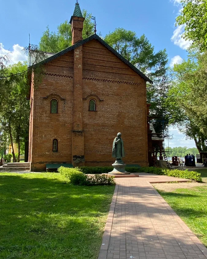 Памятник царевичу Дмитрию.