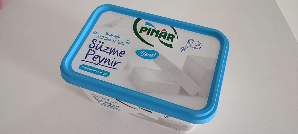Рассольный сыр от Pinar, именно Yarım Yağlı - в нем 1.4г соли на 100г, такой берём чаще всего