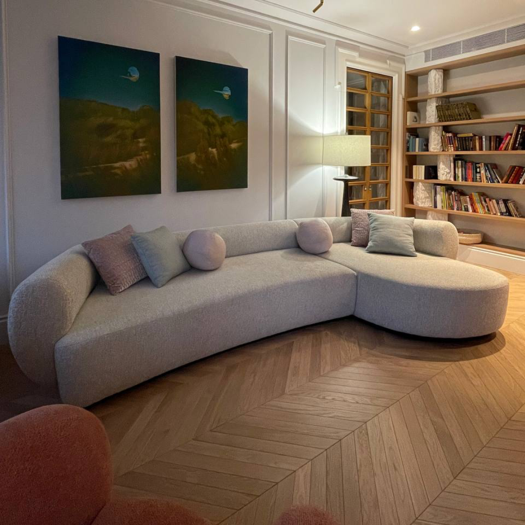 Реализация интерьера по проекту дизайнера интерьеров Вадима Мальцева. Диван Sofas & Decor.