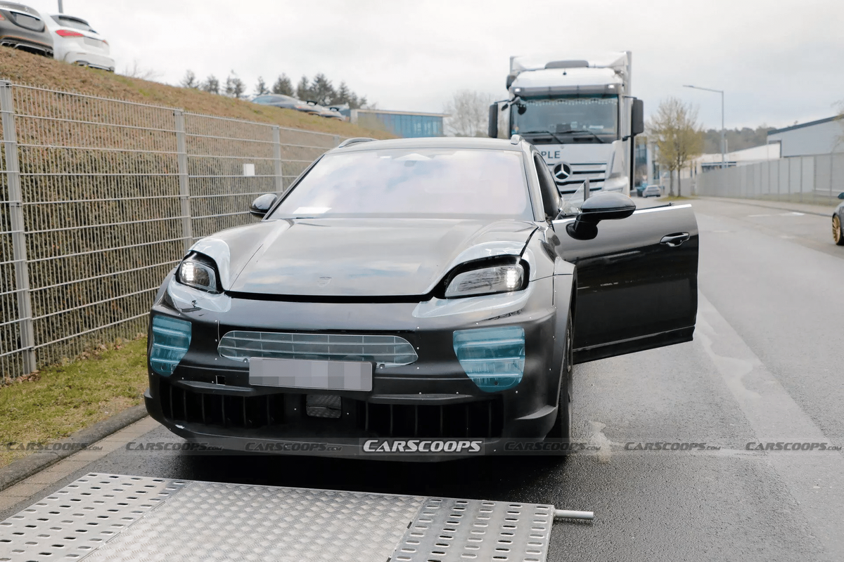    Porsche Cayenne EV 2026 / © Сarscoops