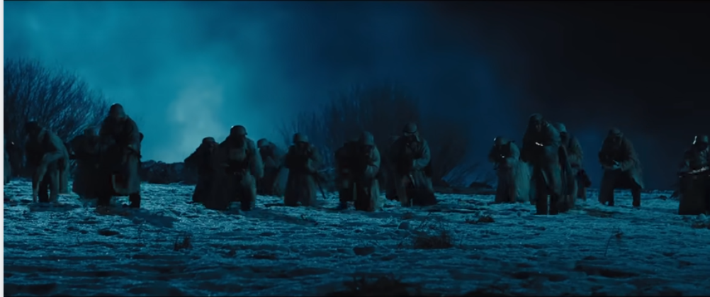 Немцы под покровом темноты приближаются к деревне. Кадр из фильма "Ржев" (2019)