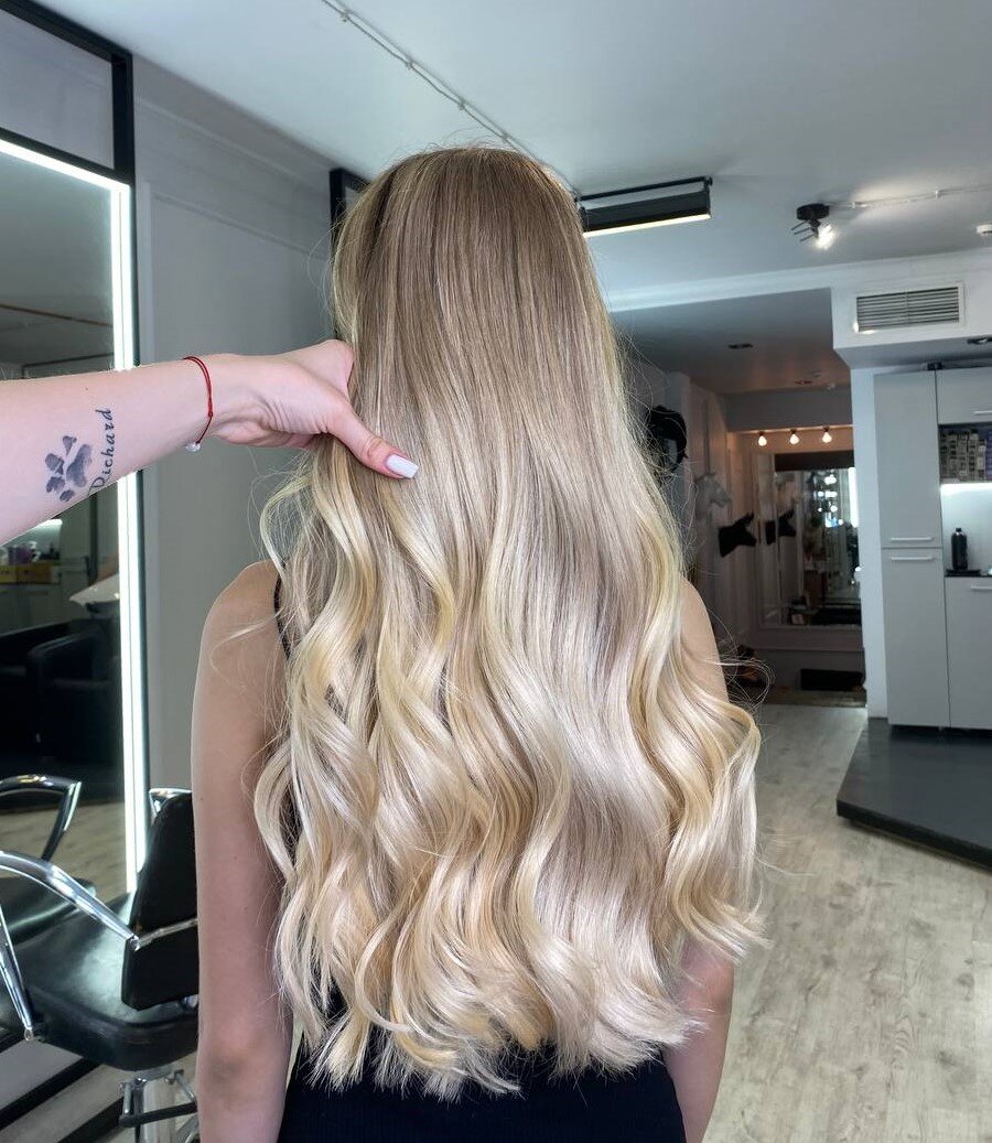 Работа стилиста салона Kosa Colour Studio.