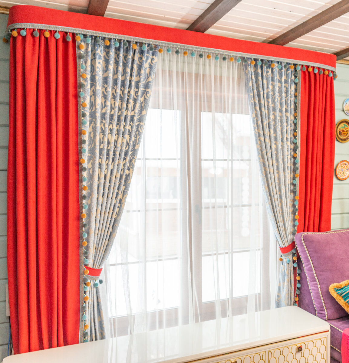 какие шторы лучше сочетаются с деревянной мебелью?